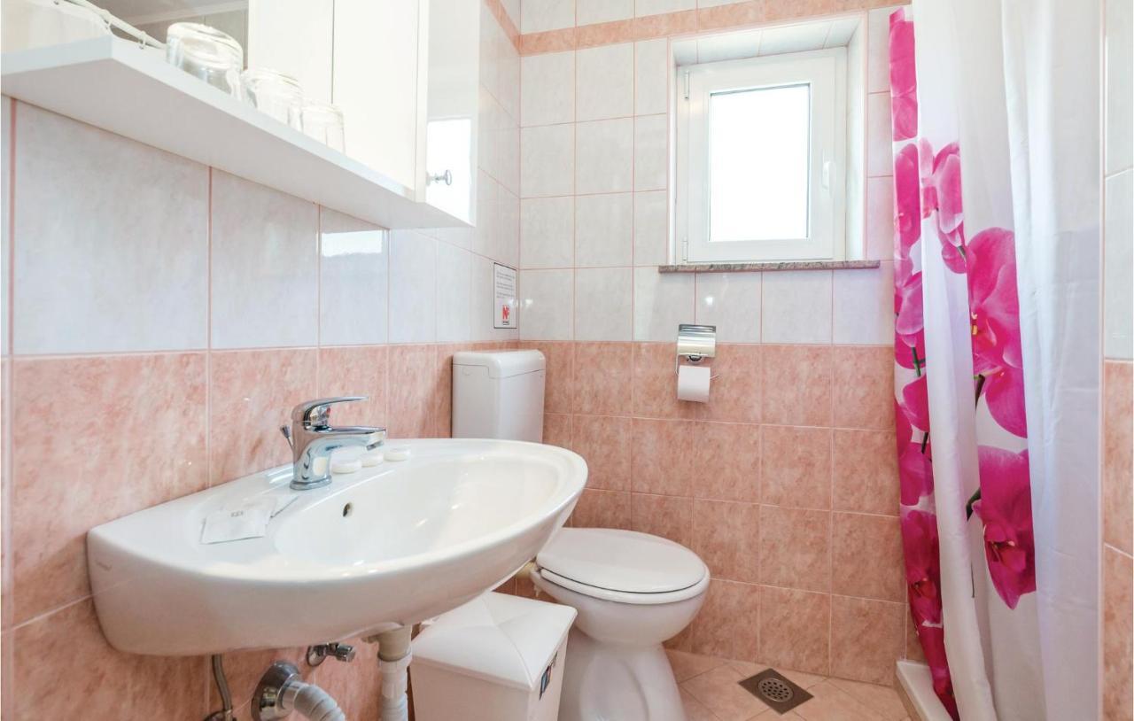Beautiful Apartment In Brsec With Kitchen מראה חיצוני תמונה